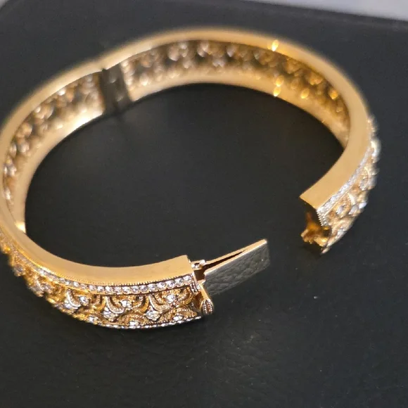 Elegant Gold Bangle Bracelet - Picture 4 of 6